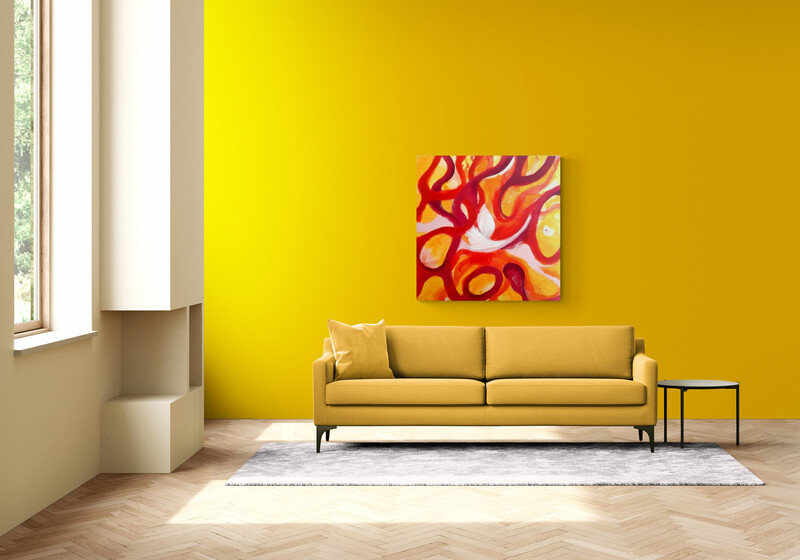 Raum mit leuchtend gelber Wand und einem gelben Sofa. Hinter dem Sofa hängt ein großes quadratische Acrylabstraktes Bild mit dem Titel "Feuer". Die Farbgebung des Gemäldes ist rot-orange-gelb-weiß in schwingenden sich überkreuzenden Linien. Ein Beispiel für Bildwirkung im Raum