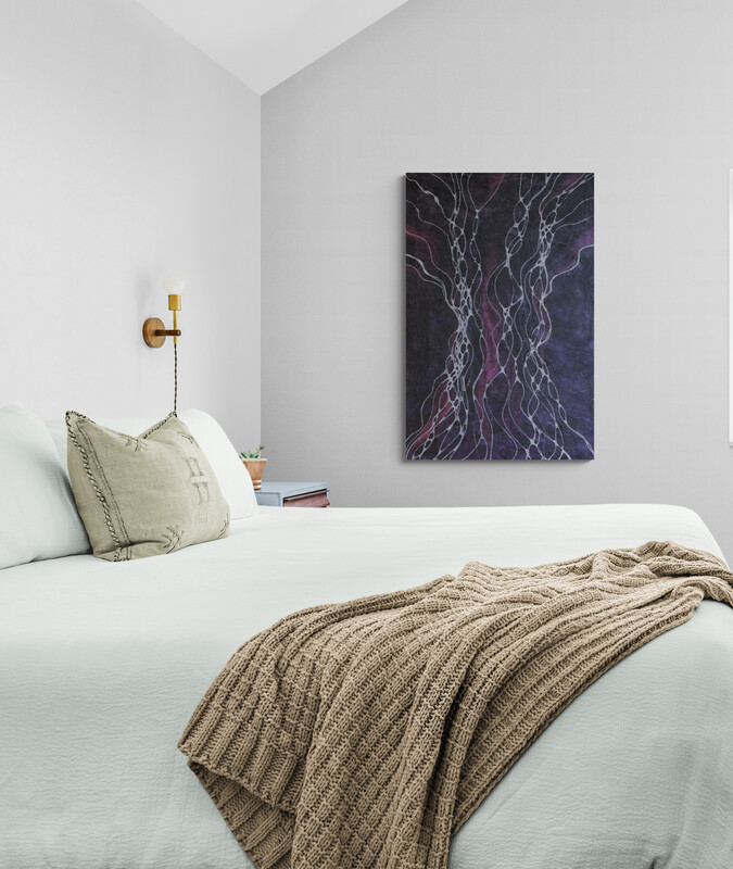 Das nebenan abgebildete Acrylbild mit lila Hintergrund und stilisiertem Baum in weiß hier in einem Schlafzimmer an der Wand drapiert um die Raumwirkung zu zeigen. Brites Bett mit weißter Tagesdecke, Kopfkissen und Wandlampe