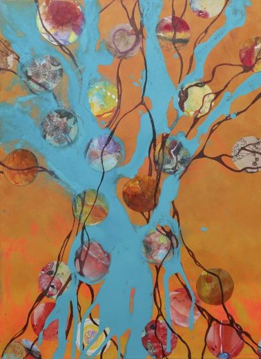 Auf orangenem Hintergrund ist ein abstrakter Baum abgeildet an dem Kugeln (Früchte) aus Collagepaier angebracht sind. Ein türkisfarbnener Farbstrahl ergießt sich im Baum von oben nach unten. DIe Kugeln sind in rot-gelb-ocker Farbtönen über den ganzen Baum verteilt