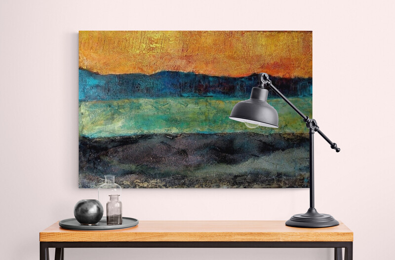 LInkes bon 3 Beispielbildern für Kunst im Raum: Oben beschriebenes Bild im Raum platziert: über Schreibtisch mit Lampe und Kugel  aufgehängtes Gemälde in horziontalen Streifen, Landschaft abstrakt