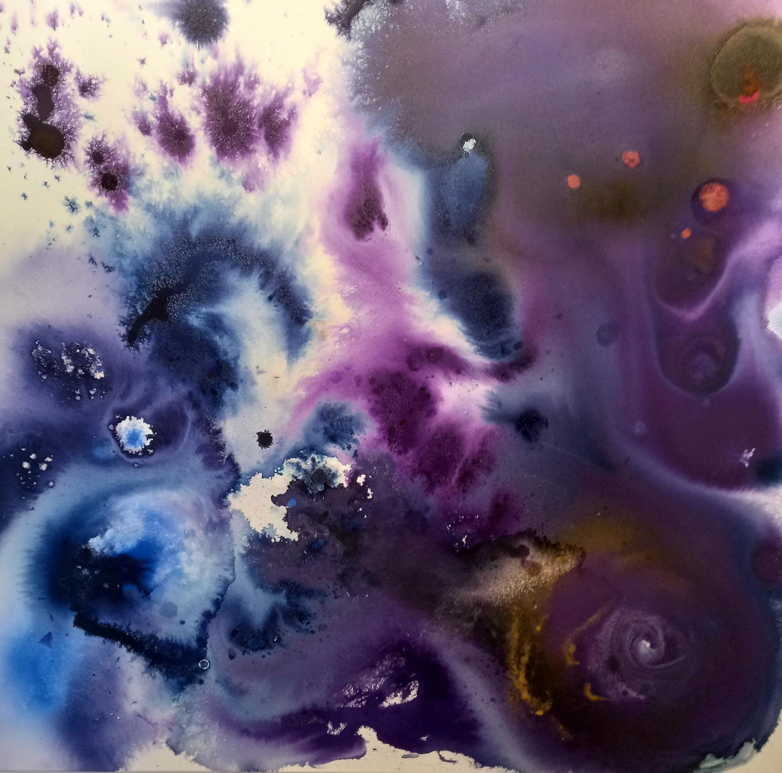 lila violett goldbraun Töne in Fpiralförmigen Farbwirbeln und Tintenklecksen auf quadrat Leinwand mit weißen Zwischenraum. Bildtitel: Durchbruch