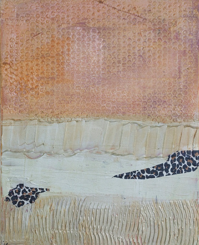 zweigeteilte horizontaleFarbfläche: erdfaben mit Nupsifolienabdrücken und der  Querstreifen sandfarben mit gold. Dieser Streifen ist quer nochmal dreigeteilt durch unterschiedliche Reliefe. Zwei leopardengemusterte Flecken lassen Tiere assozieren