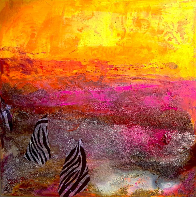 Quadratisches Acrylbild mit Mixed Media: mit Zebrastreifenf gemusterete dreieckig angedeutete Figuren in abstrakter Landschaft in pink, orange gelb.